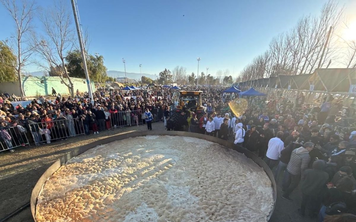 Preparación de la semita gigante durante la Fiesta de la Semita y el Pan Casero en Rawson